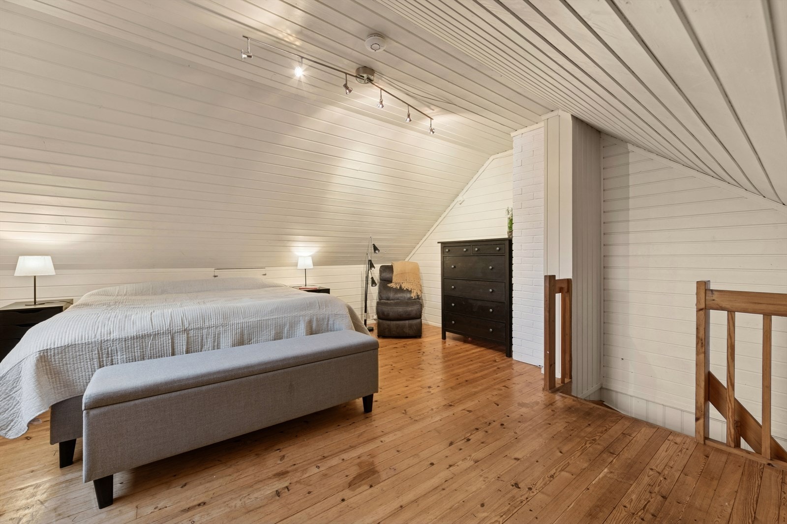 I dag benyttes 3.etasje som et soverom. På godkjente bygningstegninger er dette rommet godkjent som uinnredet loft. Tiltaket er søknadspliktig. Galleribilde