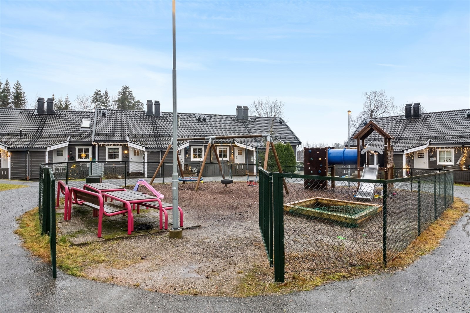 Felles lekeplass. Galleribilde