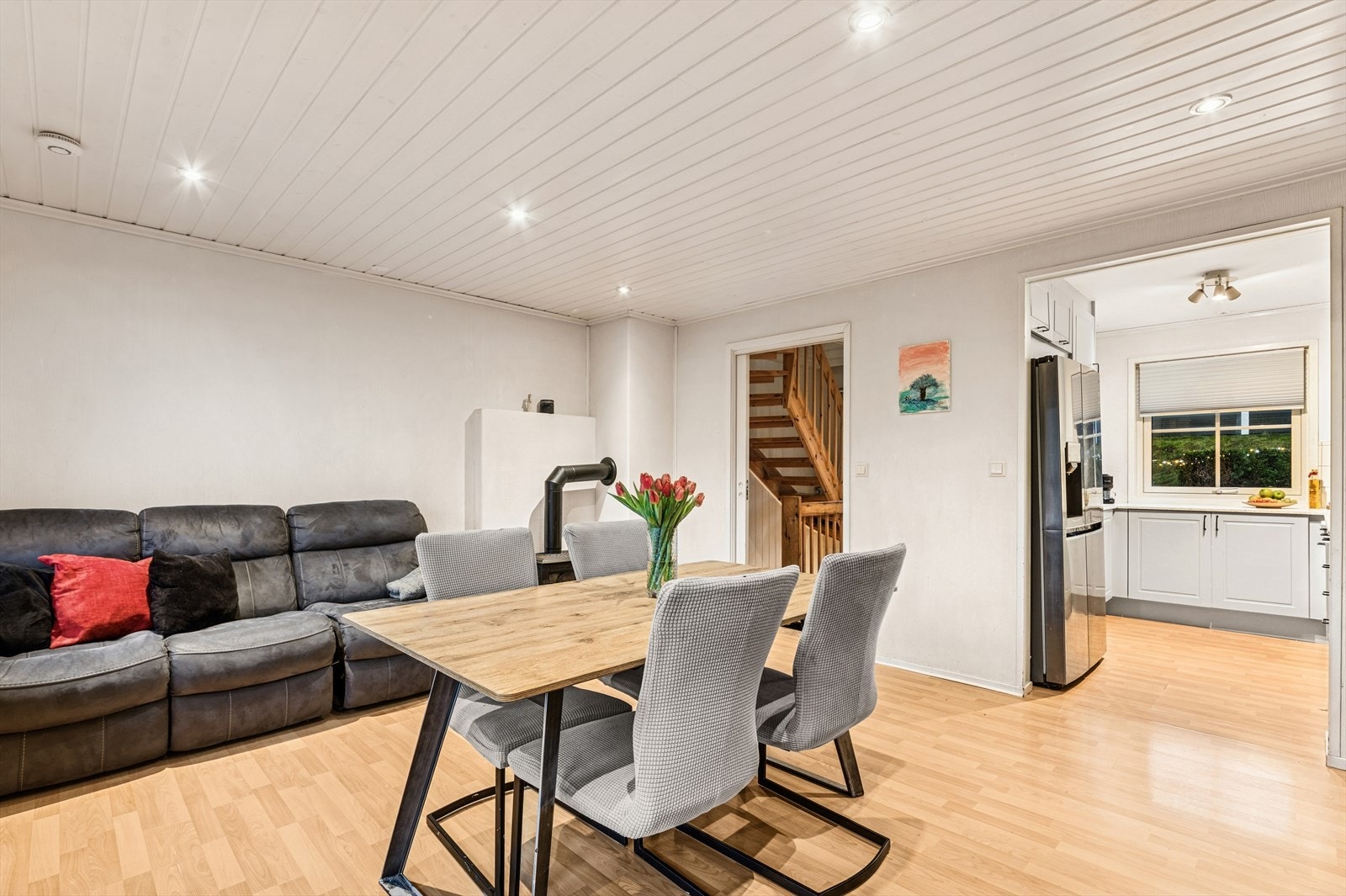 Kjøkkenet ligger praktisk til ved stuen. Galleribilde