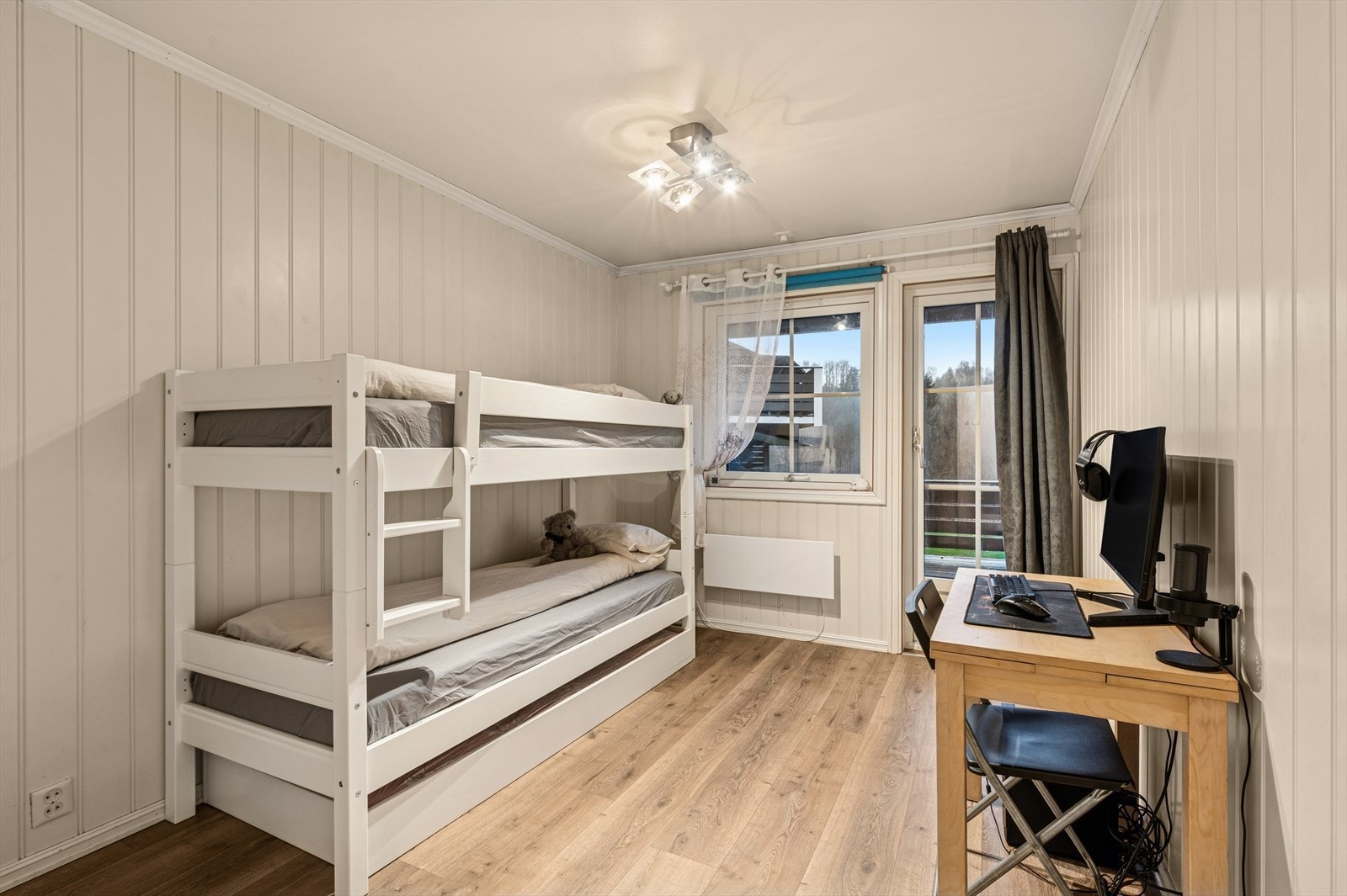 Fra soverommet er det utgang til en delvis overbygget terrasse på 20 kvm. Galleribilde