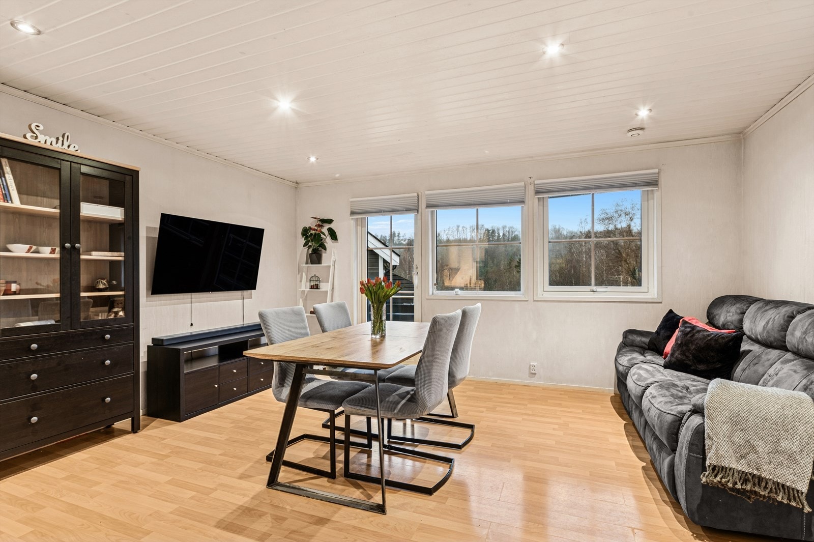 Boligens stue m/ spisestue. Galleribilde