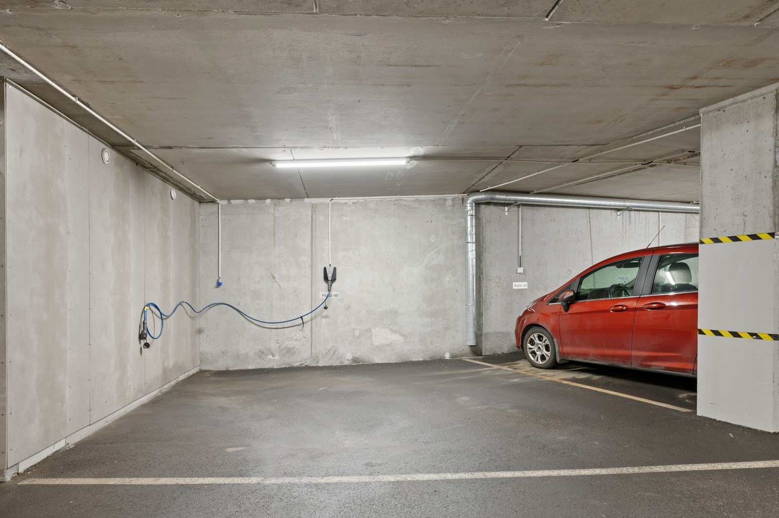 Det er 2 garasjeplasser som tilhører leiligheten, denne med el-bil lader Galleribilde