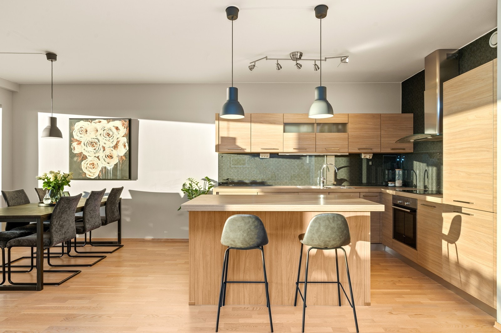 Kjøkkenet har en praktisk kjøkkenøy med barløsning, som skaper et naturlig samlingspunkt. Galleribilde