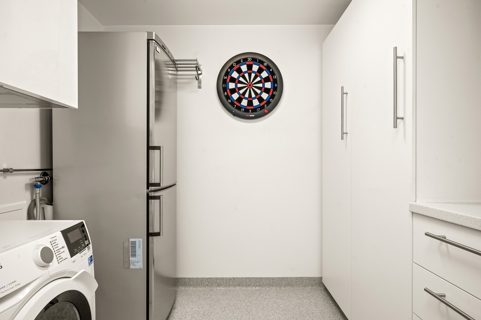 Leiligheten har et eget, praktisk vaskerom/bod med opplegg for vaskemaskin og ekstra lagringsplass. Det er opplegg for vaskekum og blandebatteri bak kjøleskapet. Galleribilde