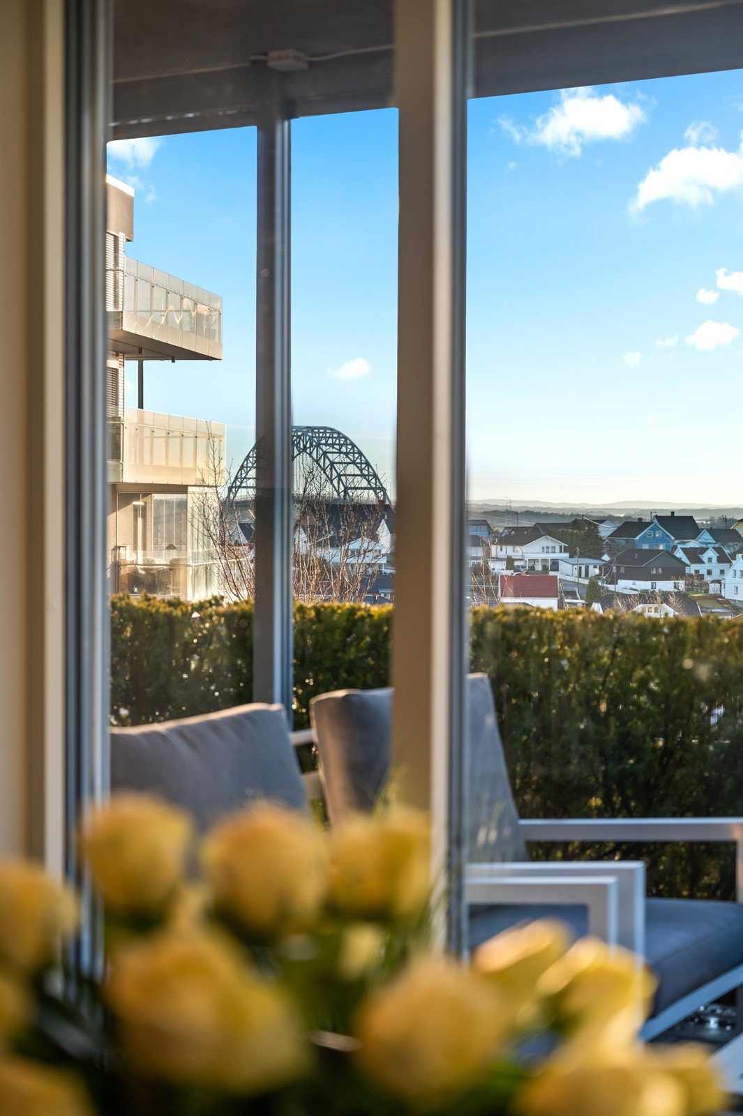 Vinduene er av malt tre med 3-lags glass og utvendig aluminiumsbeslag for god isolasjon. Galleribilde