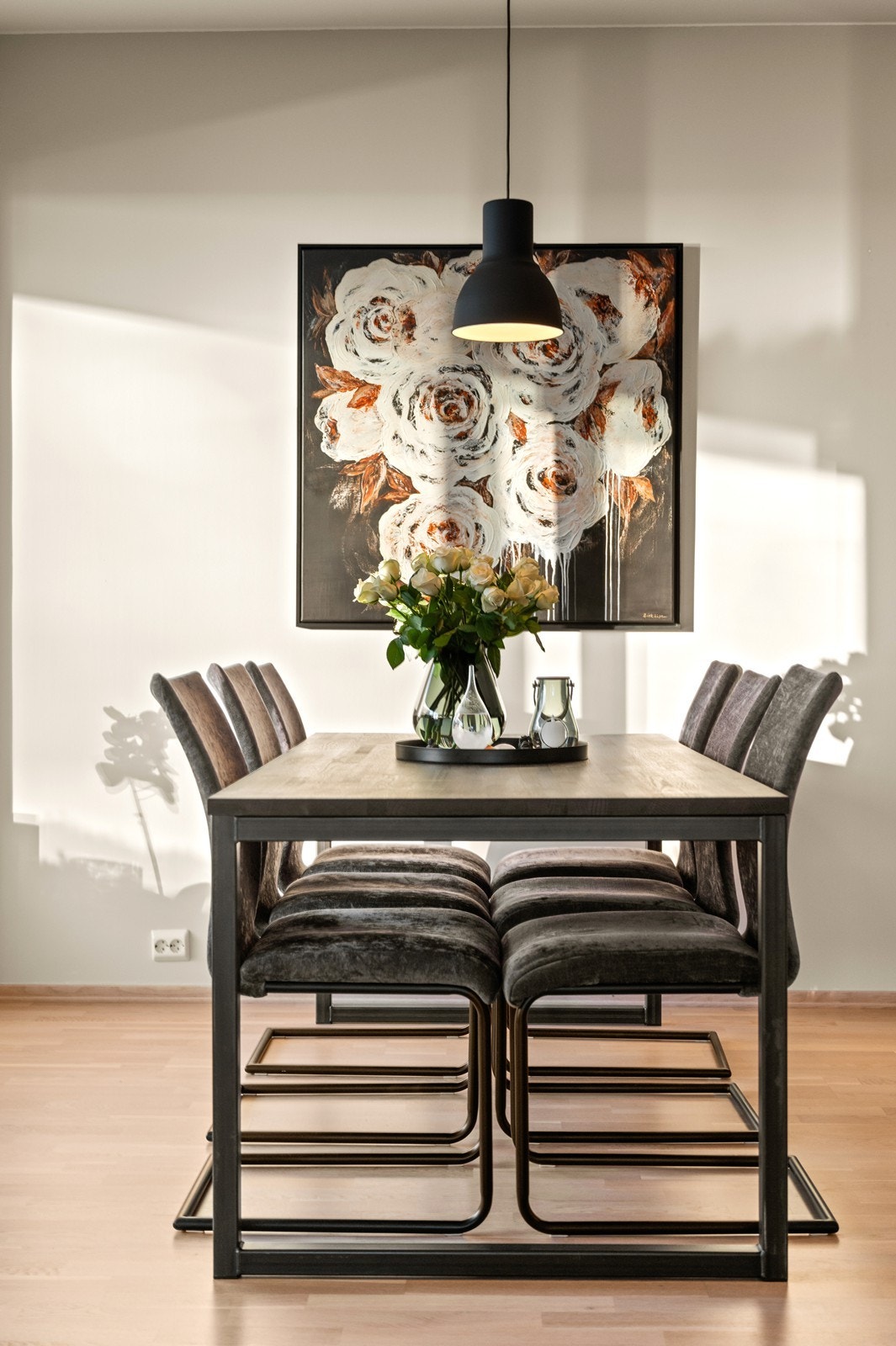 Spisestuen har god plass til et større spisebord for sosiale sammenkomster. Galleribilde