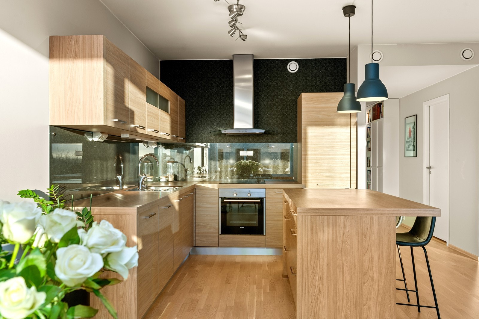 Kjøkkenventilator med avtrekk ut er montert over kokesonen. Galleribilde