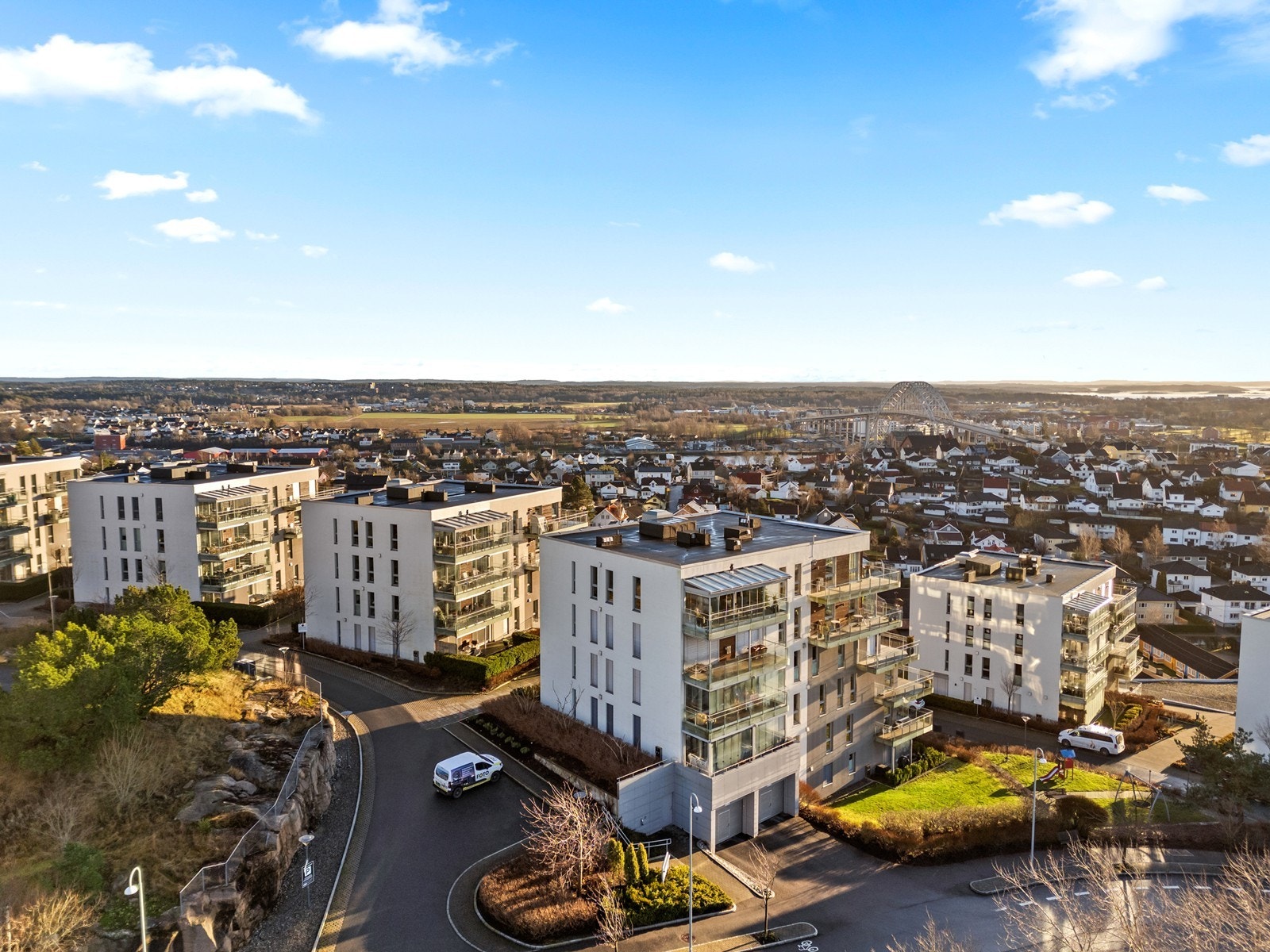 Beliggenheten gir en god balanse mellom bynærhet og nærhet til natur. Galleribilde