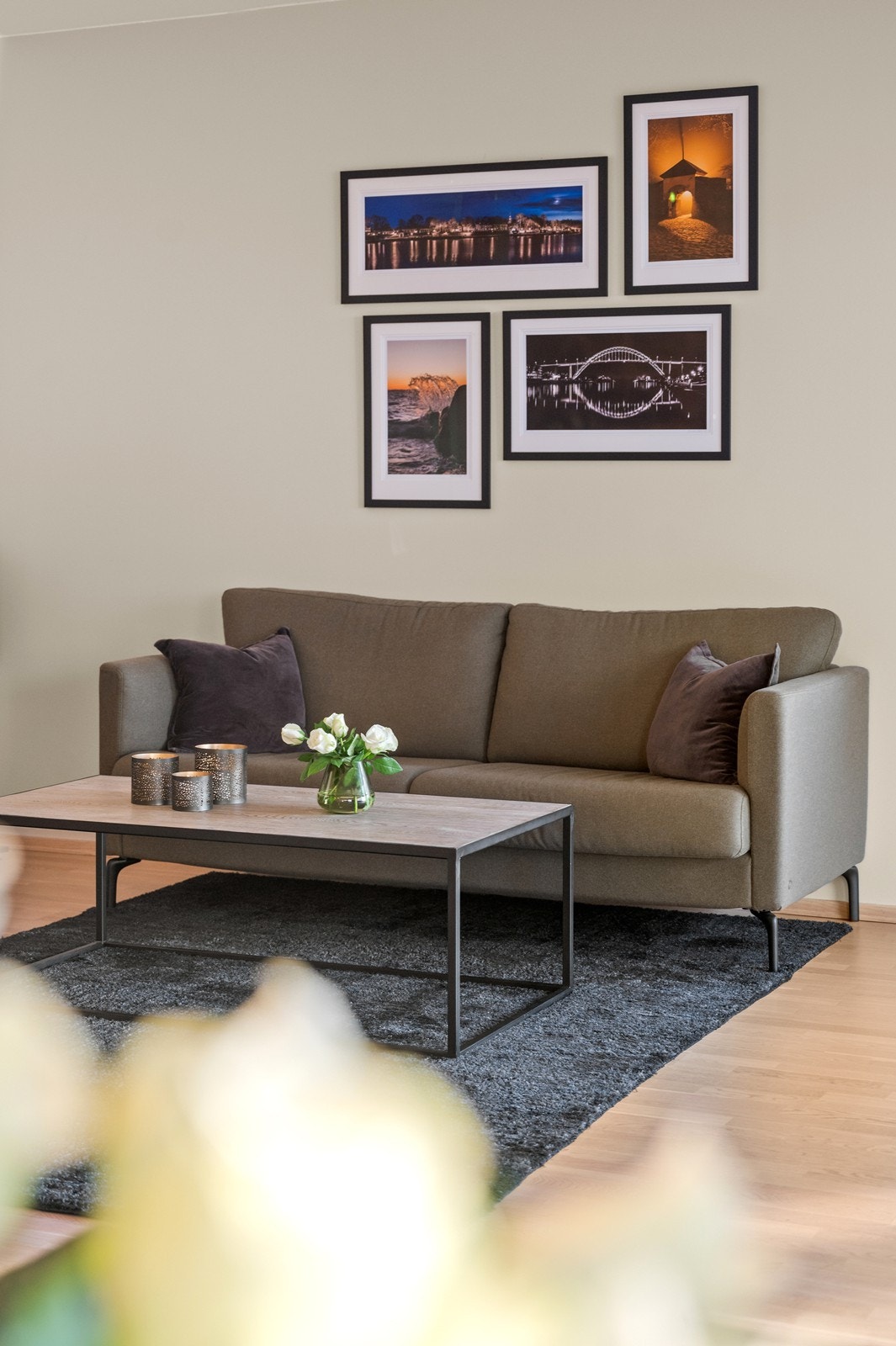 Fine møbleringssoner. Hele leiligheten varmes opp med behagelig, vannbåren gulvvarme. Galleribilde