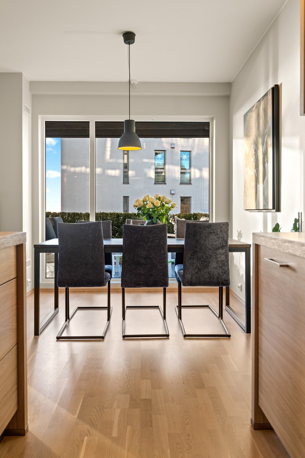 Fra spiseplassen er det også direkte utgang til terrassen. Galleribilde