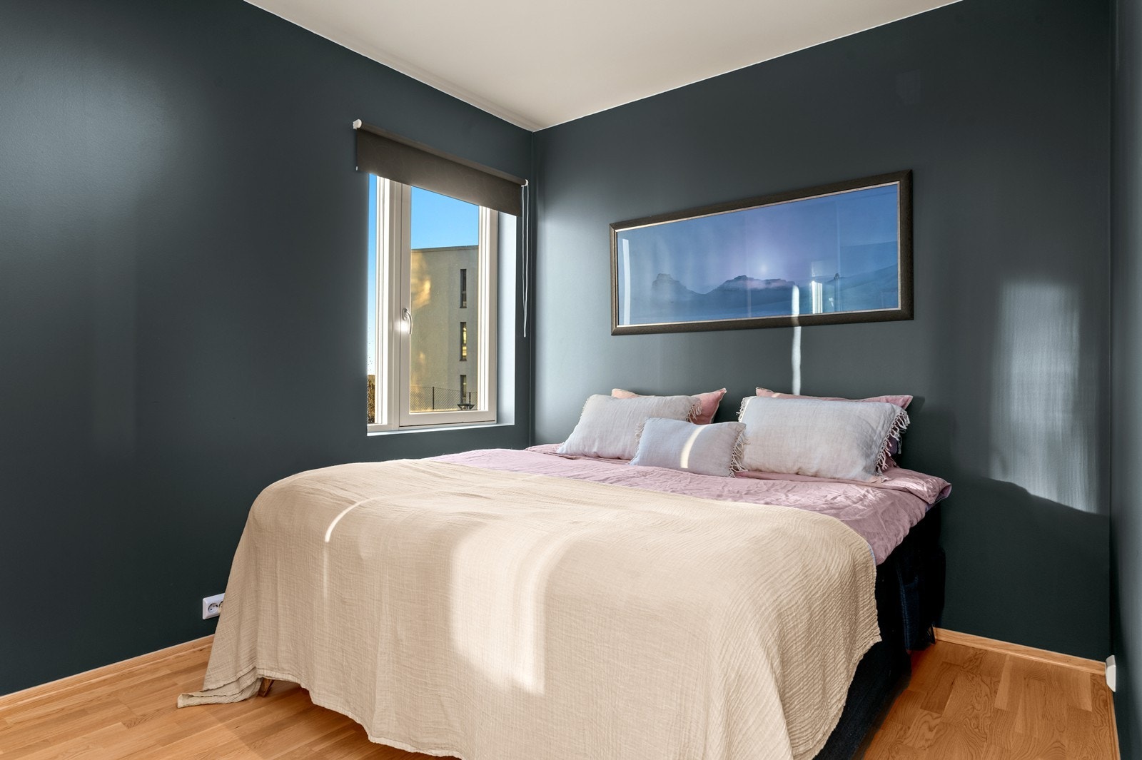 Leiligheten har to soverom. Hovedsoverommet har god plass til dobbeltseng. Galleribilde