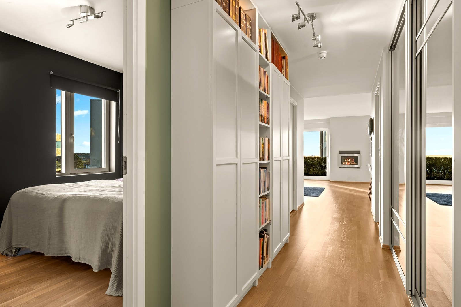 Leiligheten har en gjennomgående materialbruk som skaper en helhetlig opplevelse. Fine skøvedørsgarderober. Galleribilde