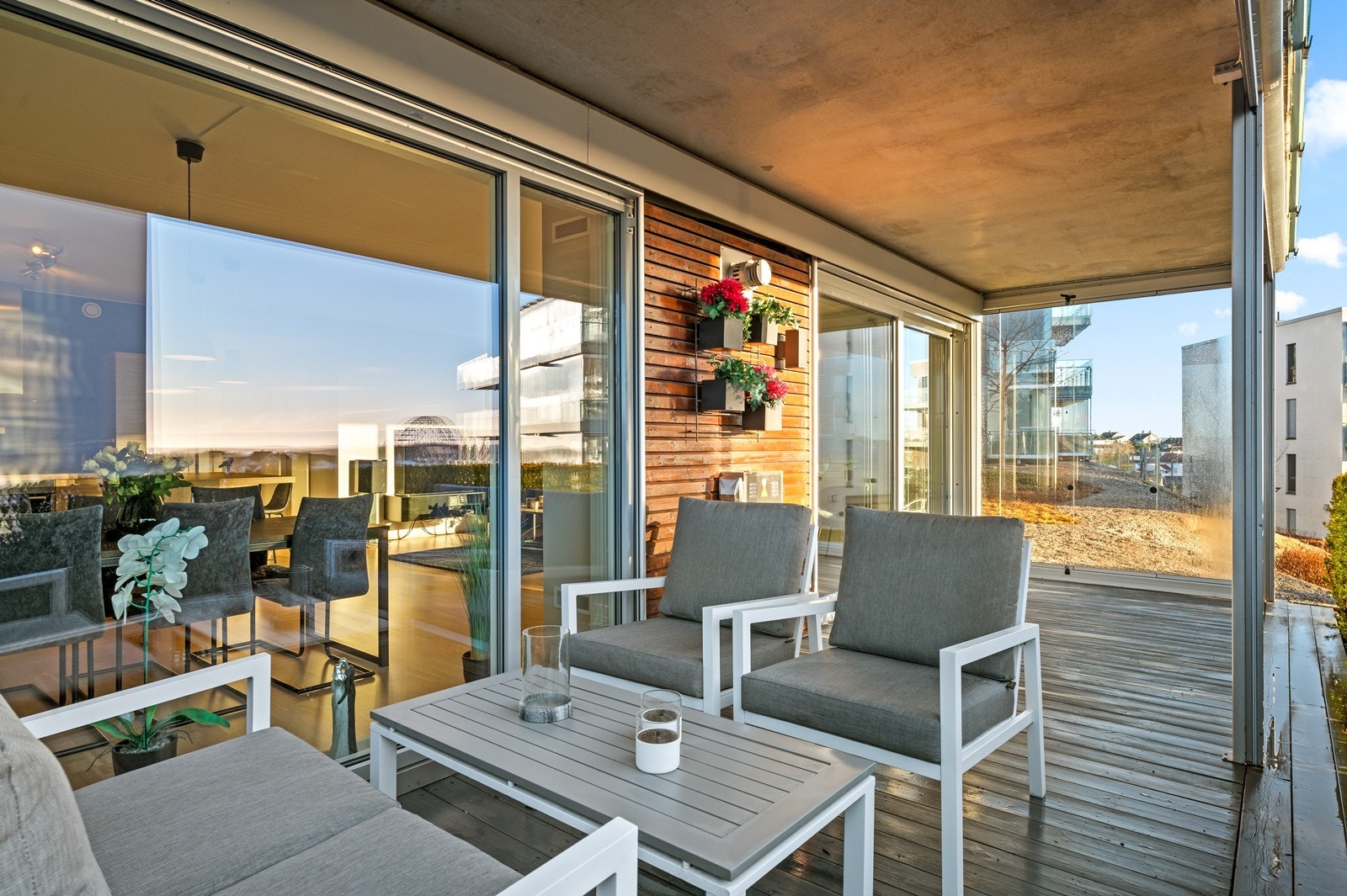 Fra stuen er det utgang til en romslig treterrasse på 17 m², som blir en naturlig forlengelse av boligen. Galleribilde