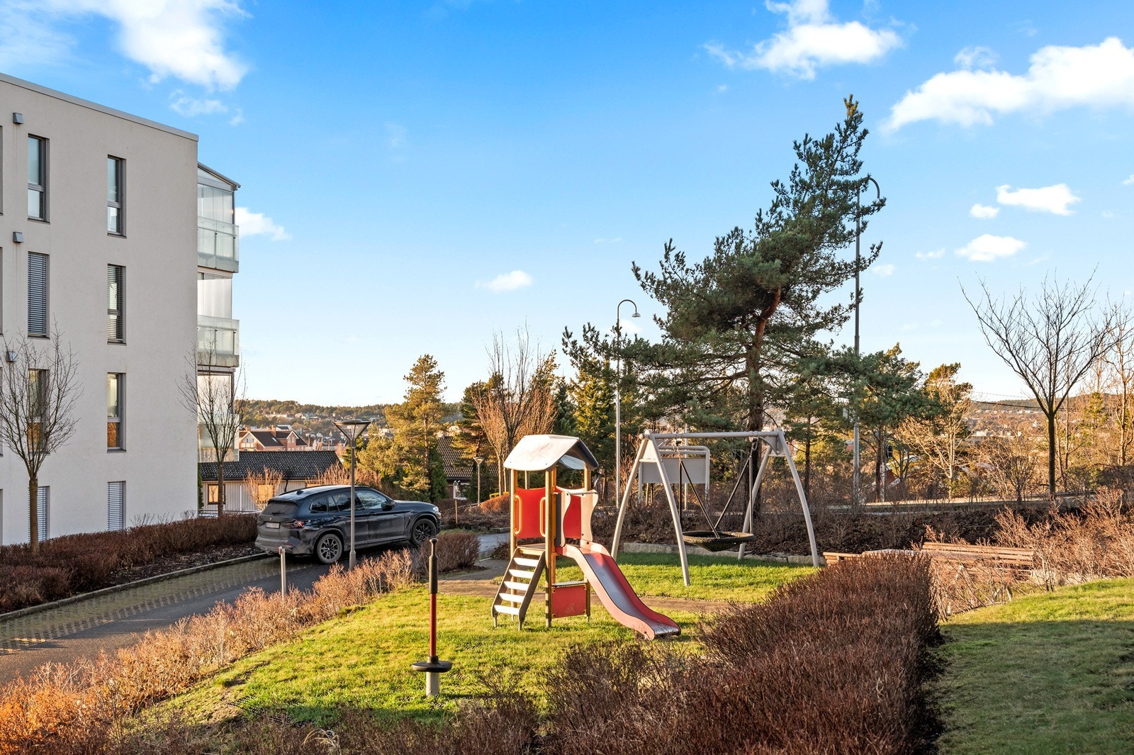 Fellesområdene inkluderer en lekeplass, og vedlikehold av grøntanlegget besørges av sameiet. Galleribilde