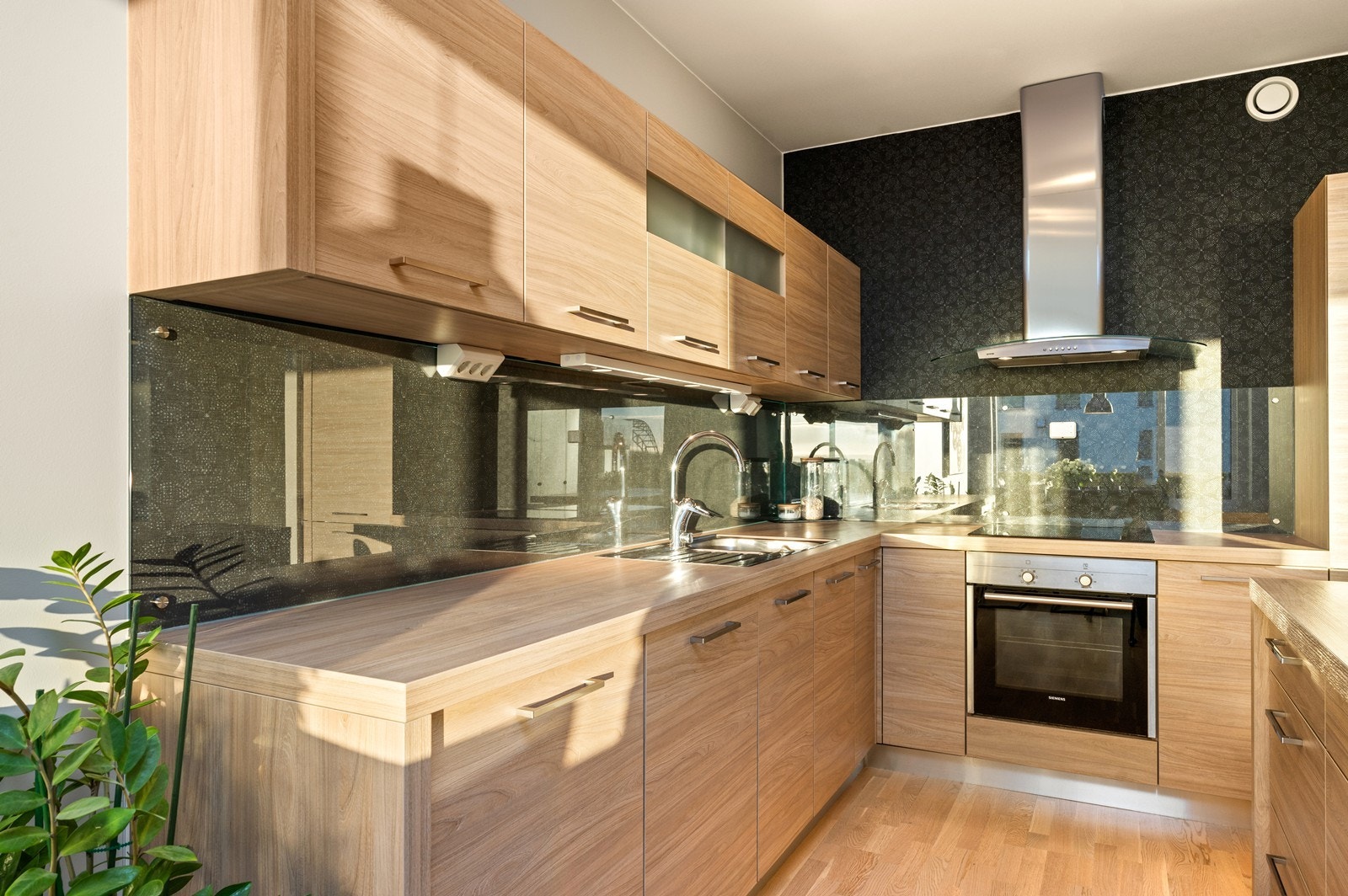 Innredningen inkluderer stekeovn, platetopp, oppvaskmaskin og kjøleskap/fryser. Galleribilde