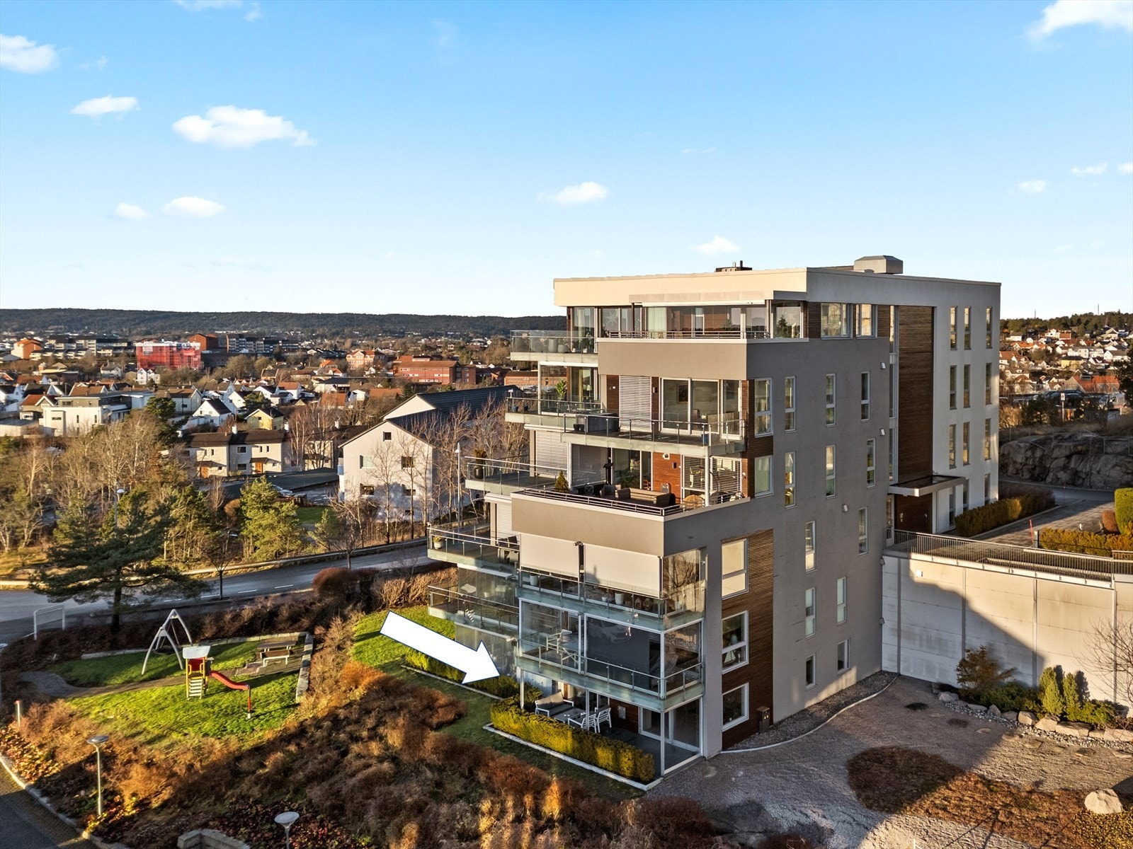 Moderne terrasseblokk oppført i 2013, beliggende på det etablerte og rolige Bryggerifjellet. Galleribilde