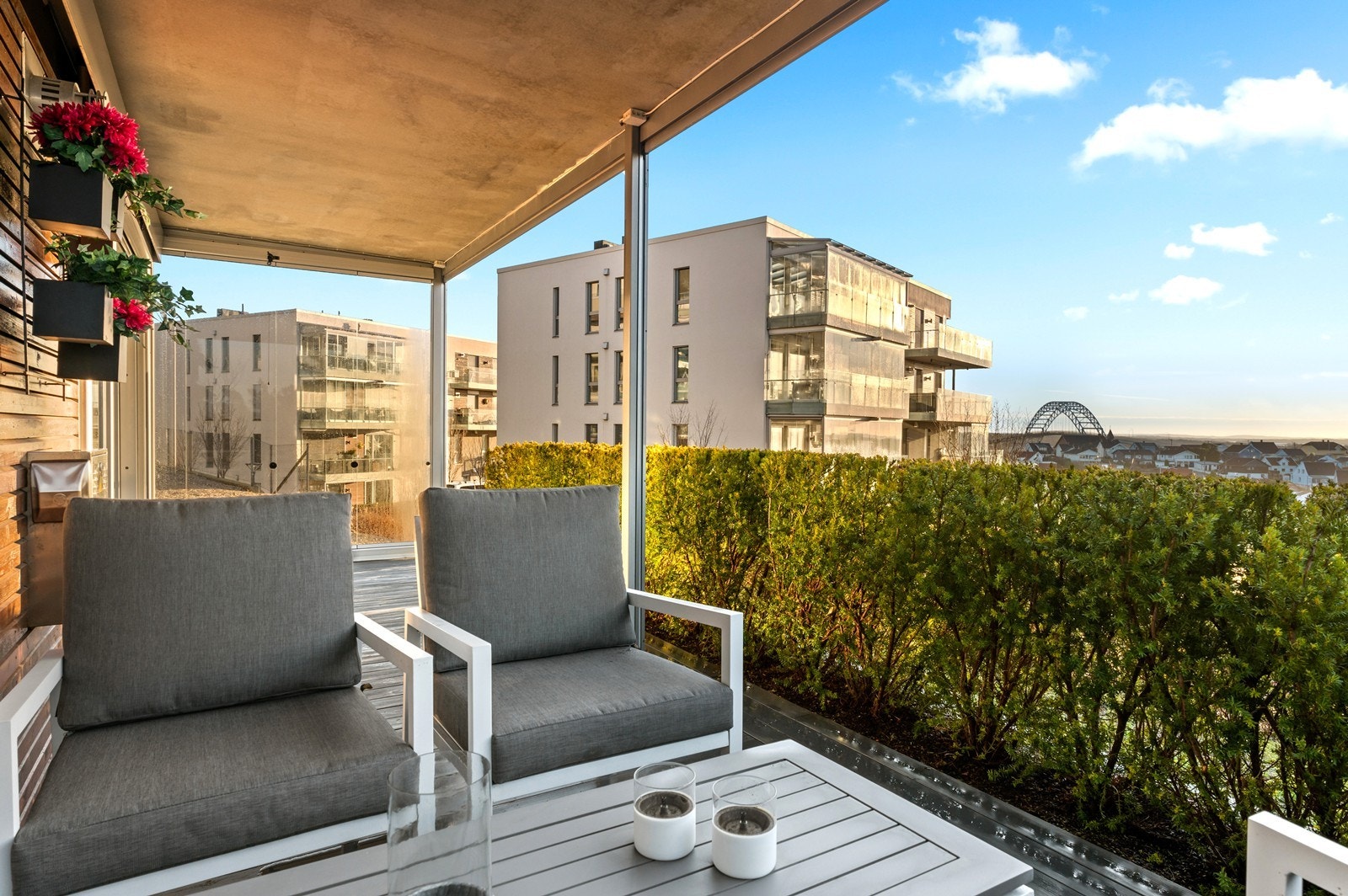 Terrassen har utvendig uttak for gassgrill, og er skjermet av hekk. Glassdører i hver ende av terrassen samt utvendige screens sørger for en lun og hyggelig uteplass Galleribilde