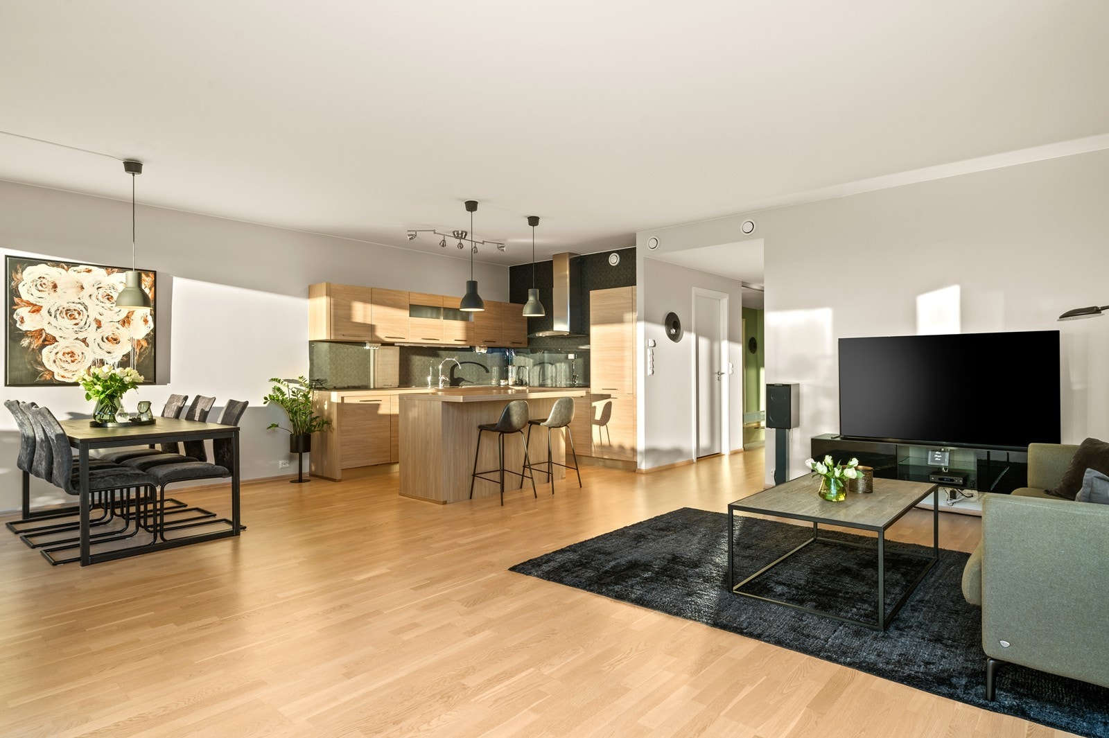 Leiligheten har en åpen og sosial stue- og kjøkkenløsning, bygget i 2013 med livsløpsstandard. Galleribilde