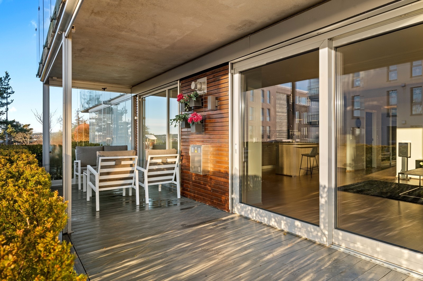 Skyvedøren fra stuen visker ut skillet mellom inne og ute på varme dager. Utvendige aluminiums persienner på begge stuevinduer Galleribilde