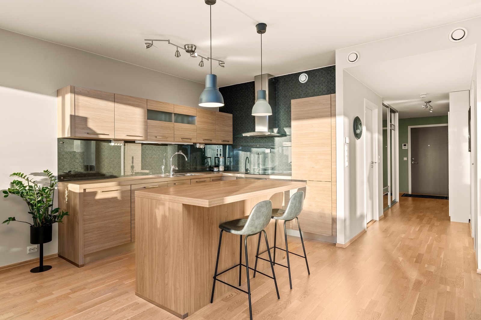 Moderne kjøkkeninnredning med glatte fronter og integrerte hvitevarer. Galleribilde