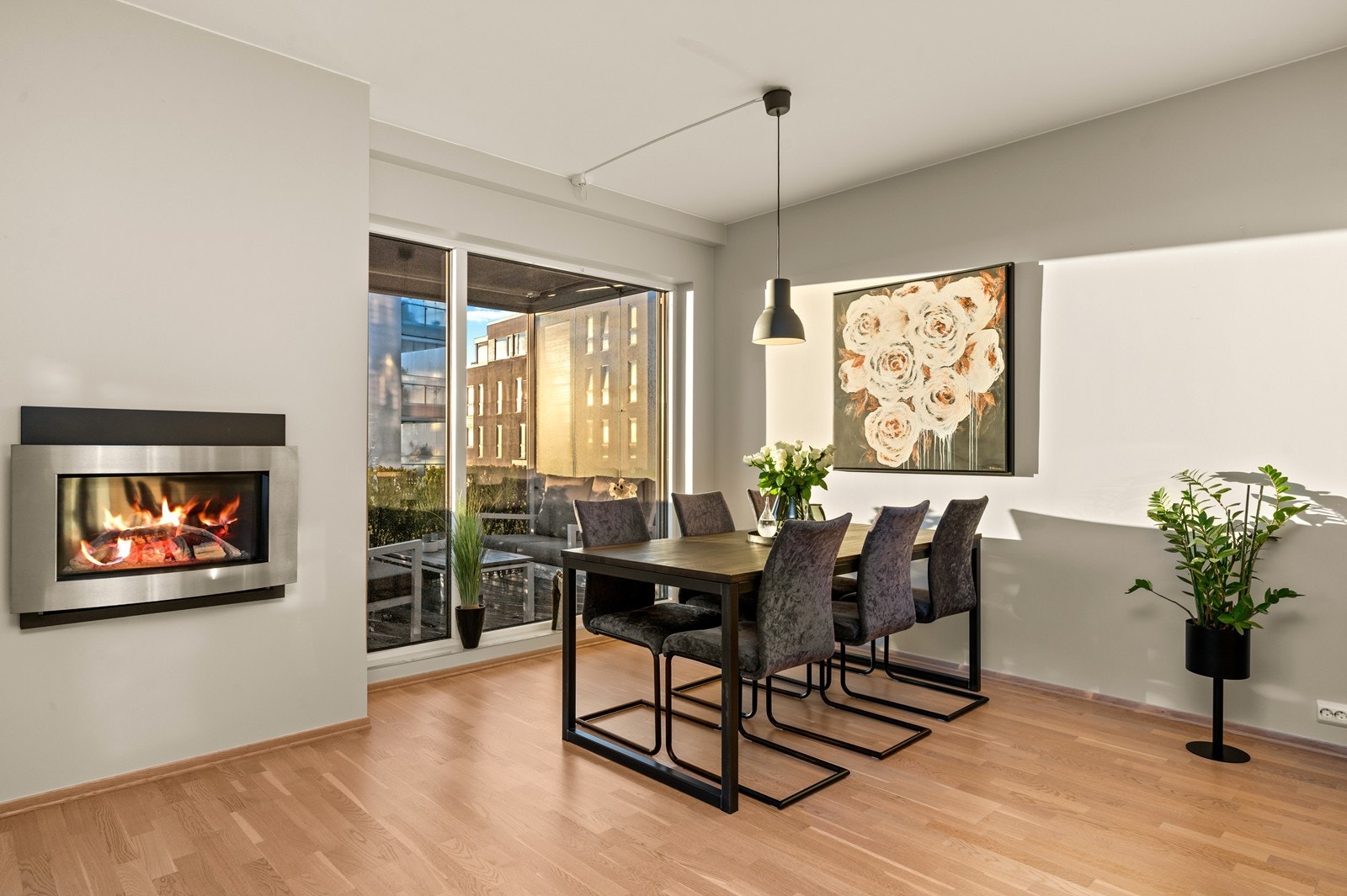 Den installerte gasspeisen gir både varme og en hyggelig atmosfære i stuedelen. Galleribilde