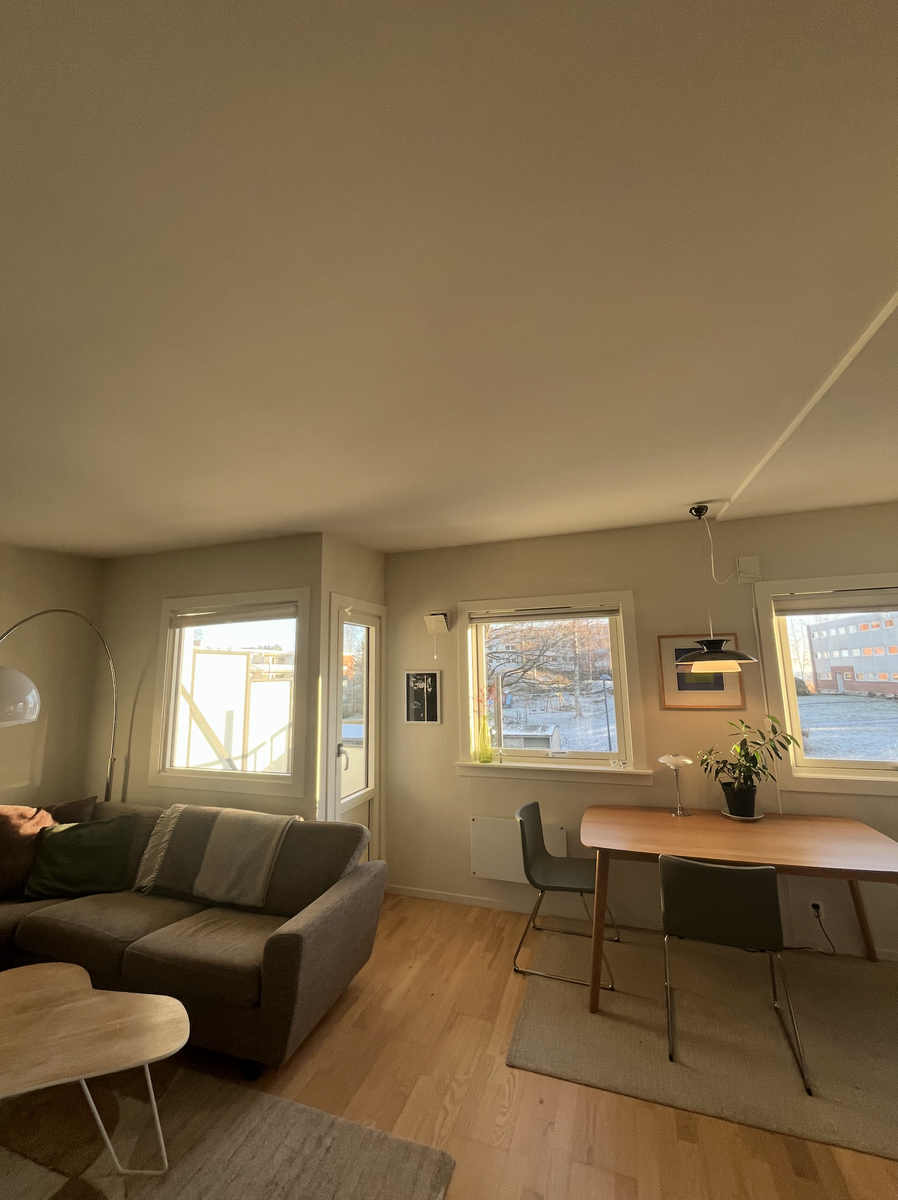 Stue. Det er mye lys inn fra de store vinduene. Galleribilde