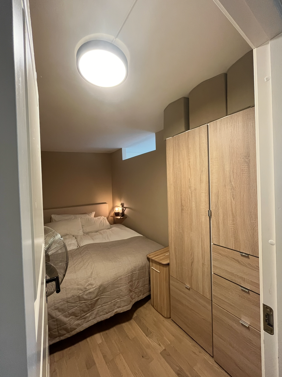 Sovealkove med skapplass, kurv, og kontinentalseng 180x200 Galleribilde