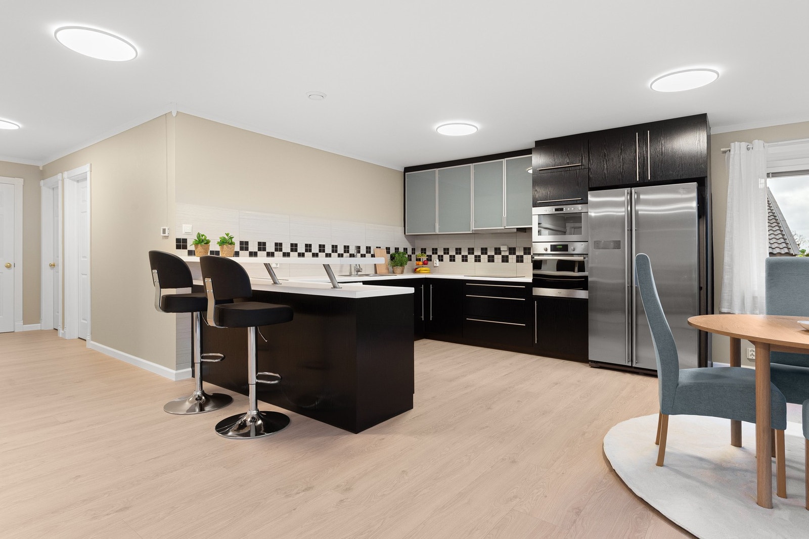 Åpen løsning mellom stuen og kjøkkenet. Galleribilde