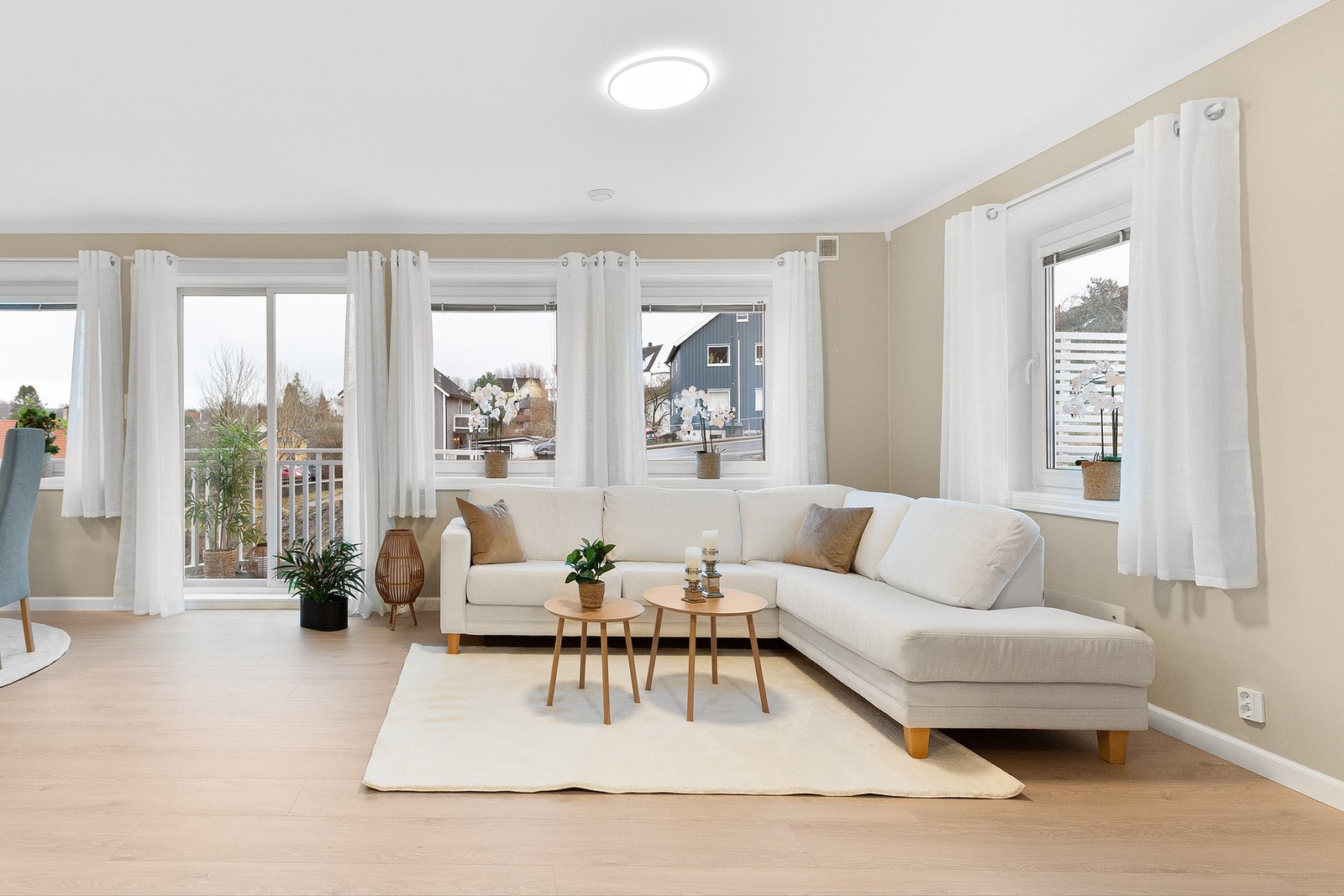 En moderne halvpart av horisontaldelt tomannsbolig fra 2015. Galleribilde