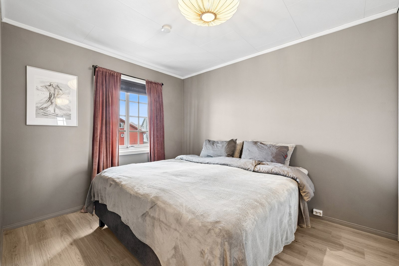 I leilighetens hovedetasje er det 2 gode soverom som er malt i lyse og behagelige farger. Galleribilde