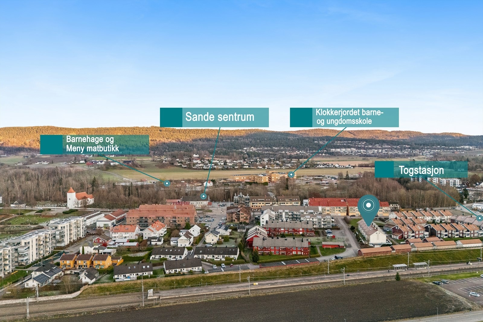 Leiligheten har en attraktiv beliggenhet midt i hjertet av Sande sentrum i Holmestrand kommune. Togstasjon befinner seg i umiddelbar nærhet til leiligheten med har hyppige avganger mot Drammen, Oslo og videre sør i Vestfold. Galleribilde