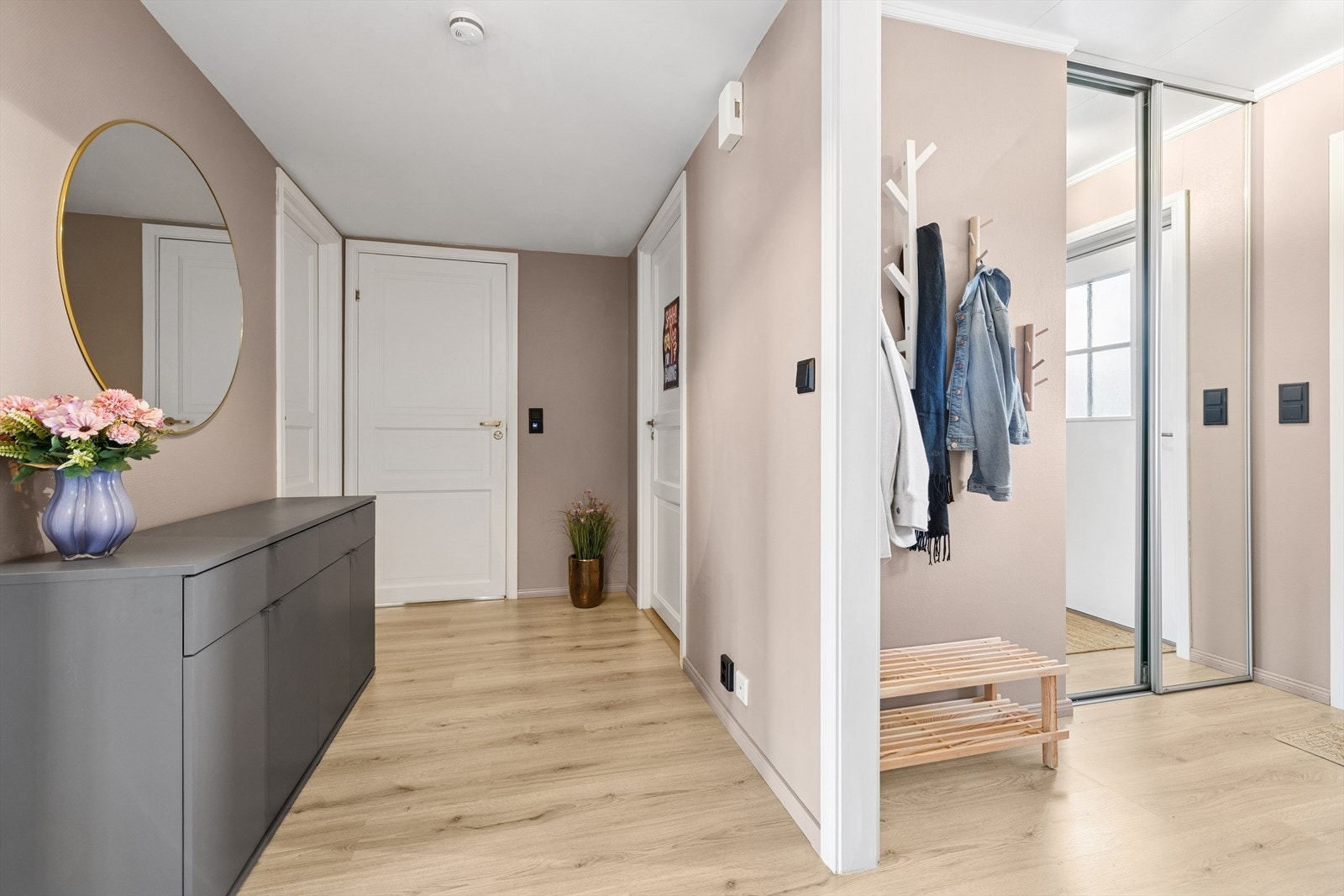 Entreen har en flott gjennomførelse med montert skyvedørsgarderobe, nytt laminatgulv og god plass til oppbevaring av sko- og yttertøy. Galleribilde
