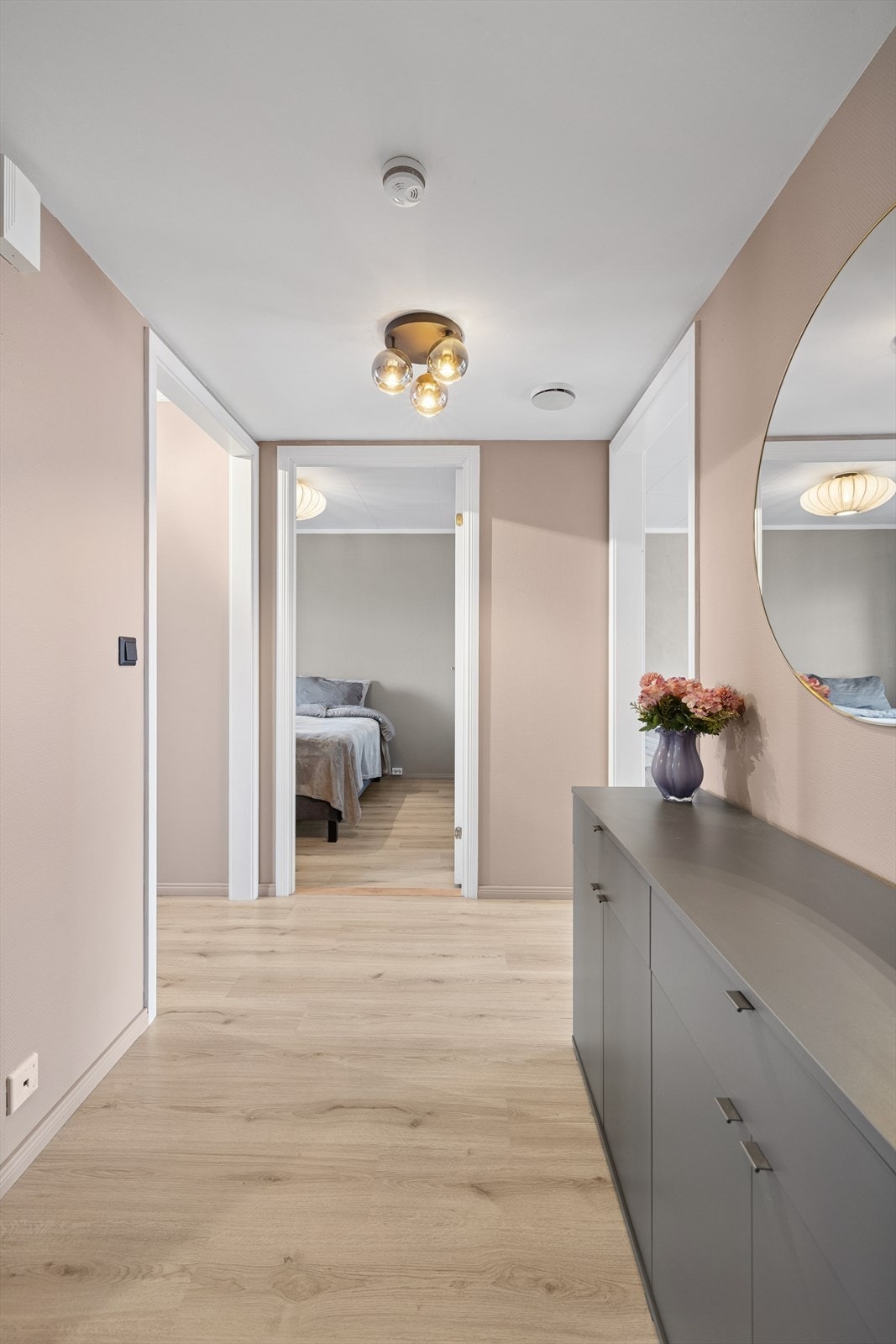 Fra entreen er det videre adkomst til en øvrig gang som har videre inngang til de øvrige rommene i leiligheten sin 1. etasje. Det er en praktisk bod denne etasjen. Galleribilde