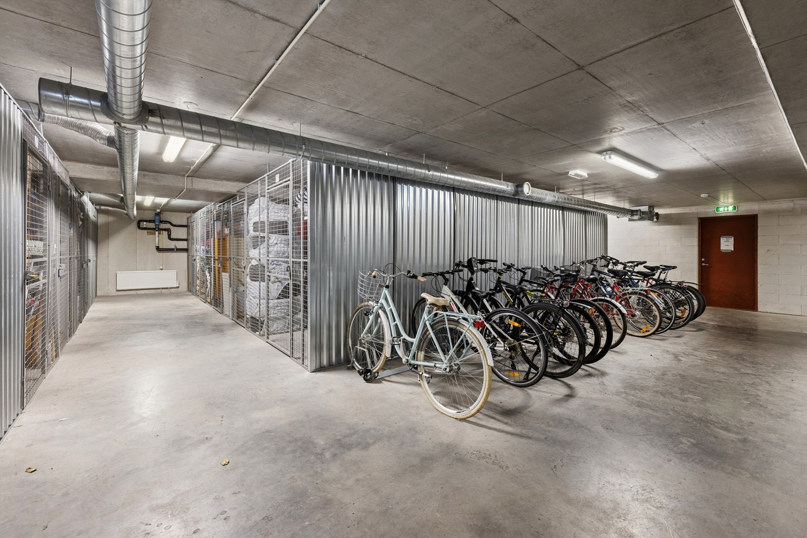 For øvrig medfølger det en egen garasjeplass i felles garasjekjeller og en tilhørende sportsbod i samme etasje som parkeringen. Sameiet har felles sykkelparkering. Galleribilde