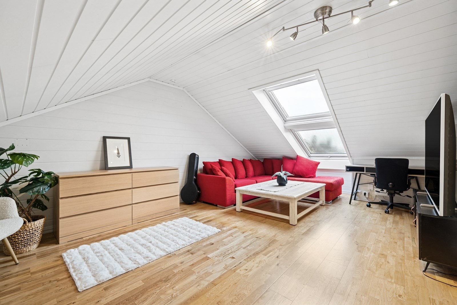 I forbindelse med trapperom til boligens 2. etasje finner vi en praktisk og særdeles stor loftstue, perfekt for de minste i familien eller når den voksne skal se fotballkamp i helgene i ro og mak Galleribilde