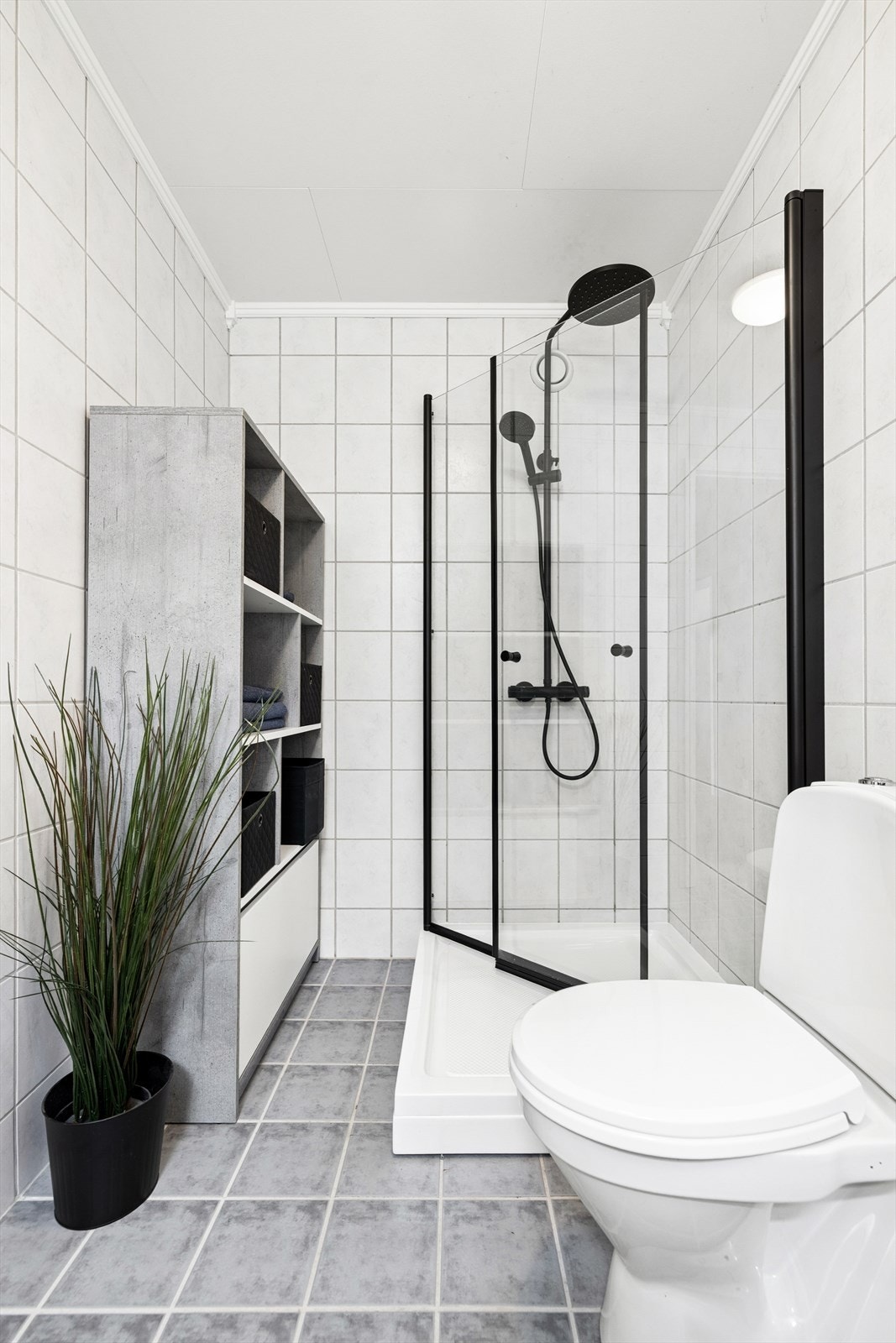 Praktisk dusjkar med glassvegger og rainshower. Galleribilde