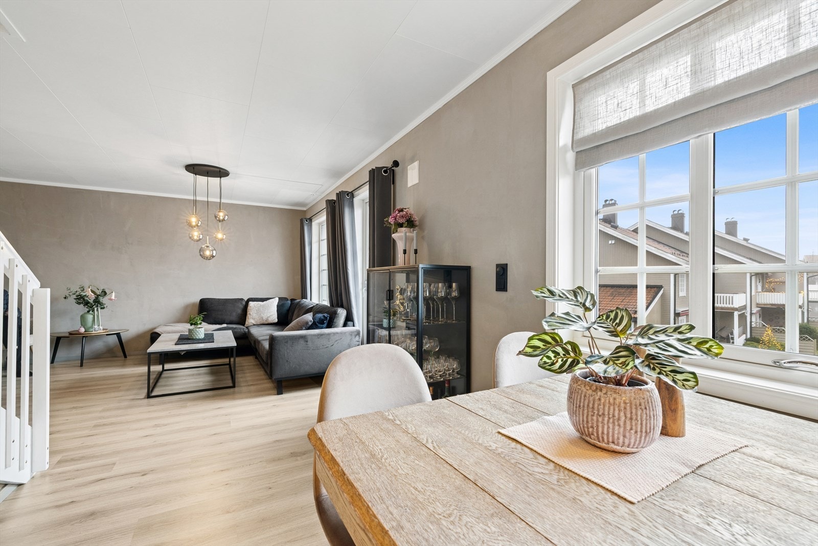 Det er en åpen og sosial utforming på rommet og fin plass til spisebord. Galleribilde