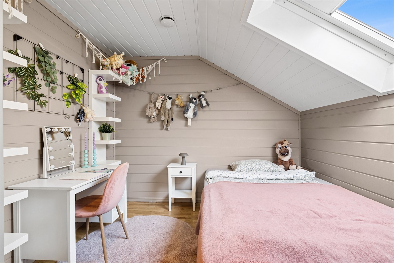 Det 3 soverommet finner vi i denne etasjen. Dette rommet byr på de samme kvalitetene som de øvrige soverommene med stort takvindu. Galleribilde