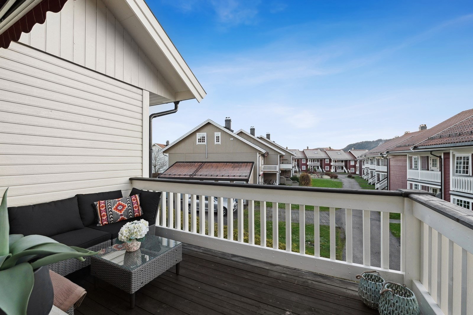 Fra stue og kjøkken er det direkte utgang til balkong med god plass til utemøbler. Galleribilde