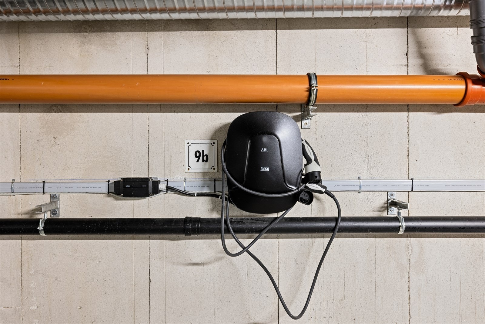 Det er montert elbillader på parkeringsplassen. Galleribilde