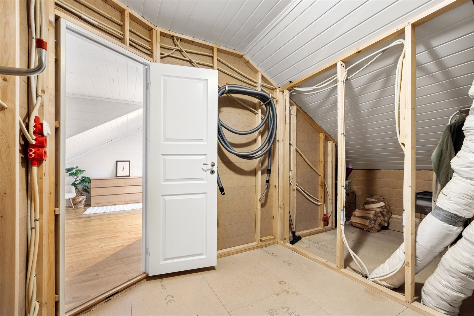 I boligens 2. etasje finner vi en romslig bod som er inntegnet som mulig baderom på opprinnelige bygningstegninger. Her ligger alt til rette for å skape ditt drømmebad. Et fleksibelt rom som gir boligen et stort potensiale. Galleribilde