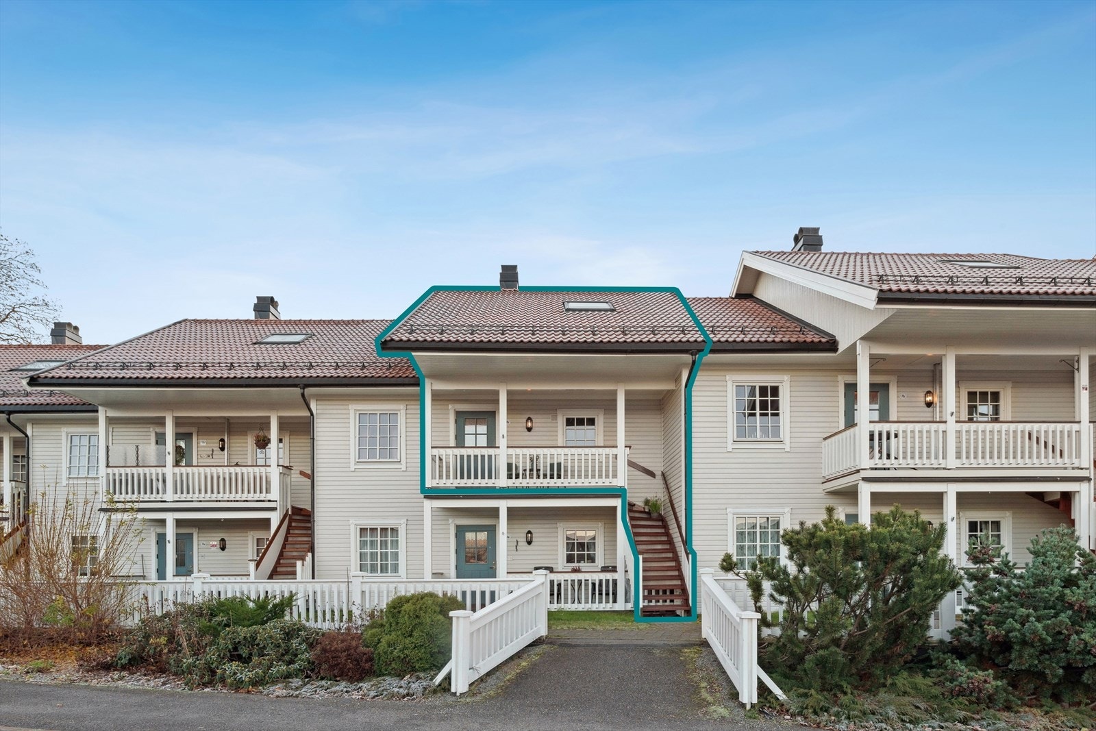 Det er et eget hyggelig inngangsparti med terrasse som tilhører leiligheten. Galleribilde