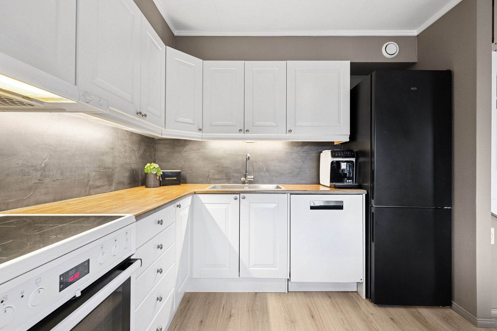 Kjøkkenet har god benk- og skapplass, opplegg for oppvaskmaskin og god plass til hverdagslig spisebord. Det er i tillegg gode muligheter for oppbevaring. Galleribilde