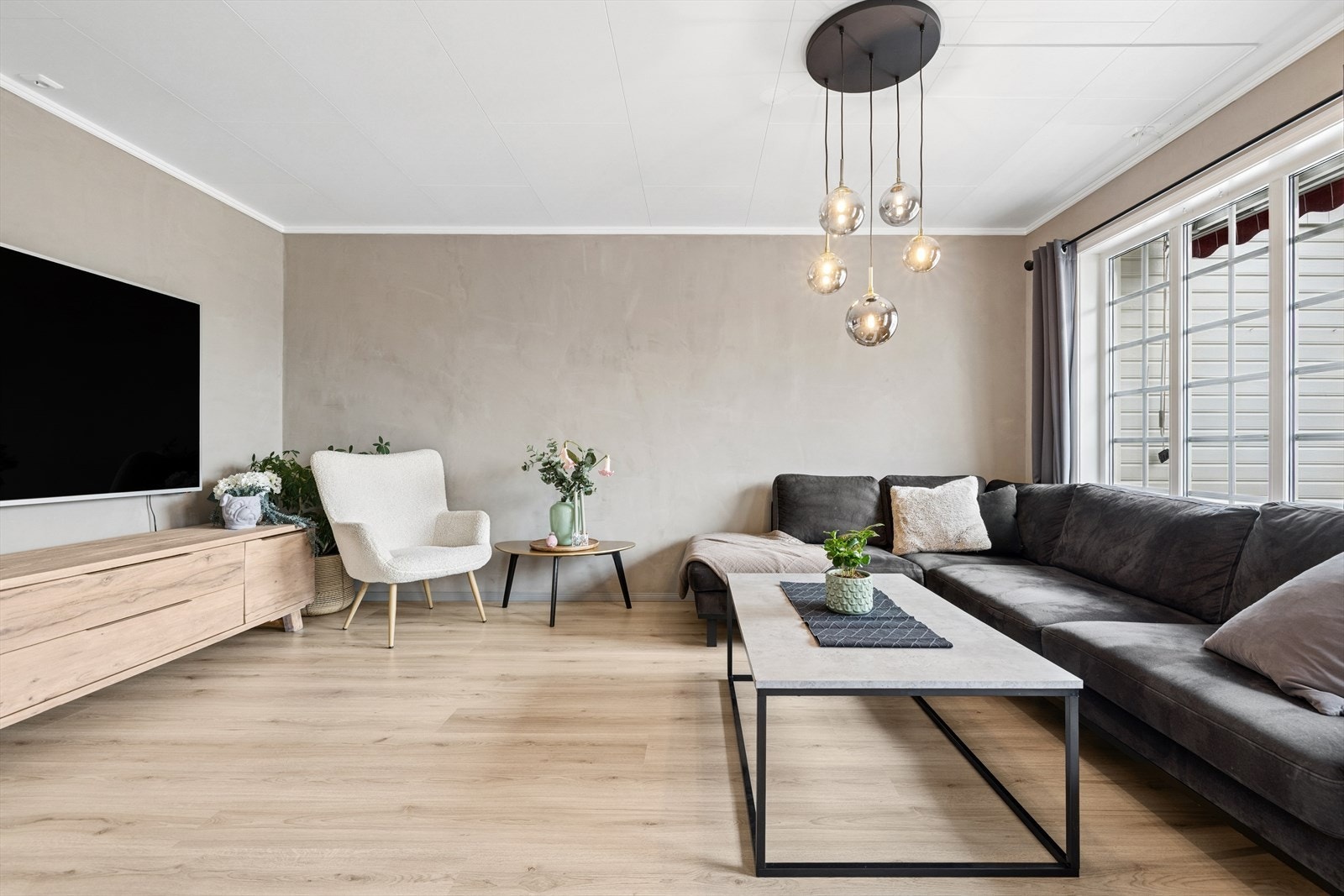 Rommet har på bakgrunn av sin generøse størrelse gode muligheter for innredning med møblement etter eget ønske. Galleribilde