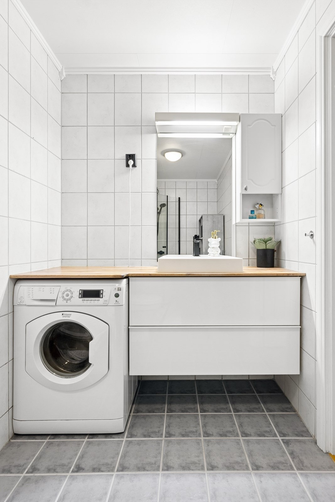 Badet har en lys og innbydende gjennomførelse med tidsriktige fargevalg. En god dag starter alltid her! Galleribilde