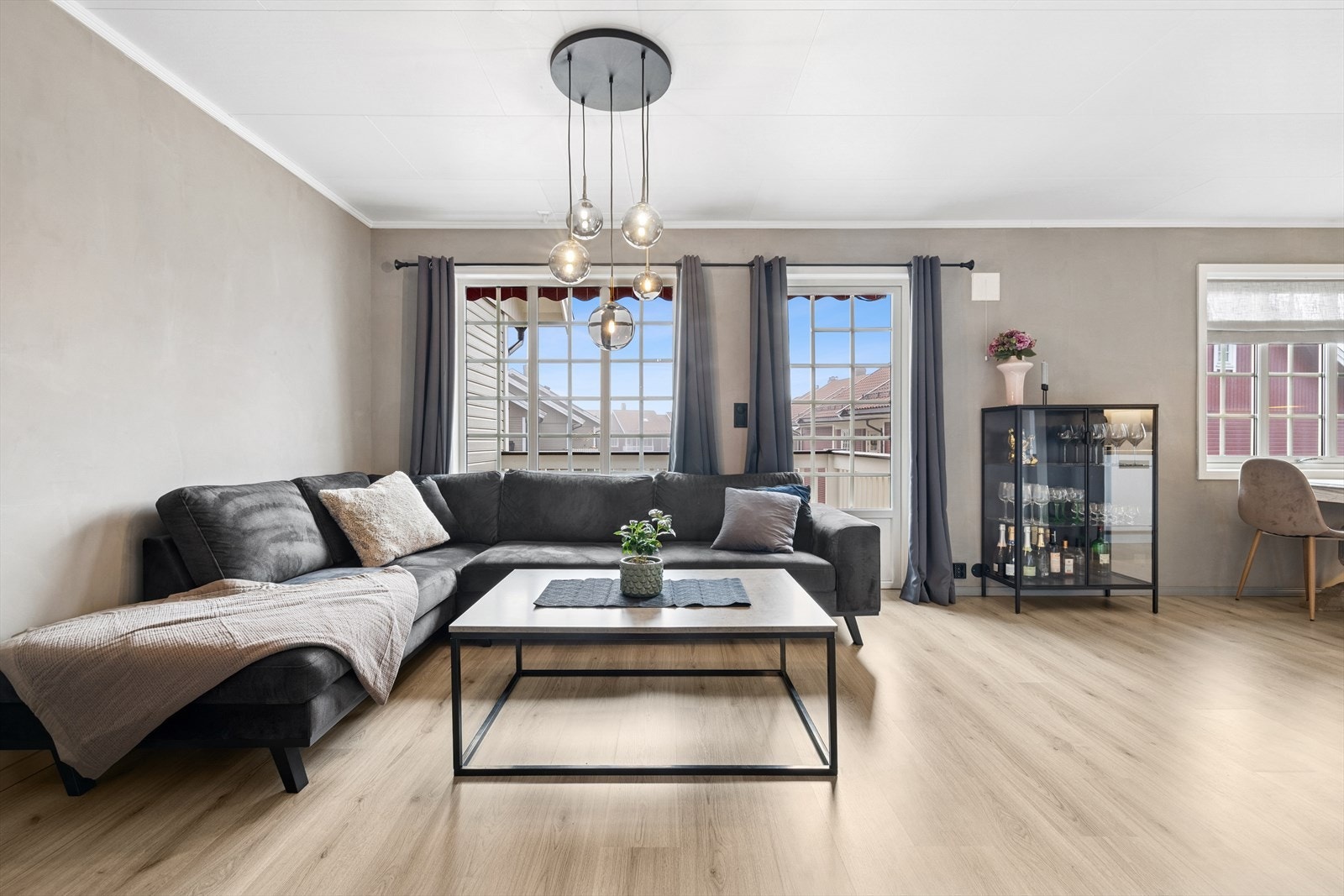 Romslig stue og kjøkken med åpen løsning med en moderne og behagelig gjennomførelse. Galleribilde