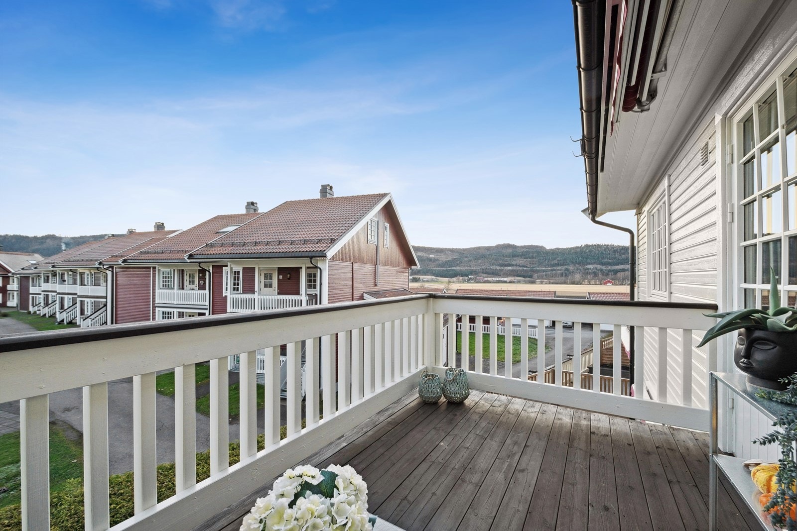 Her kan du nyte frisk luft og utsikt, rett utenfor stuedøren. Galleribilde