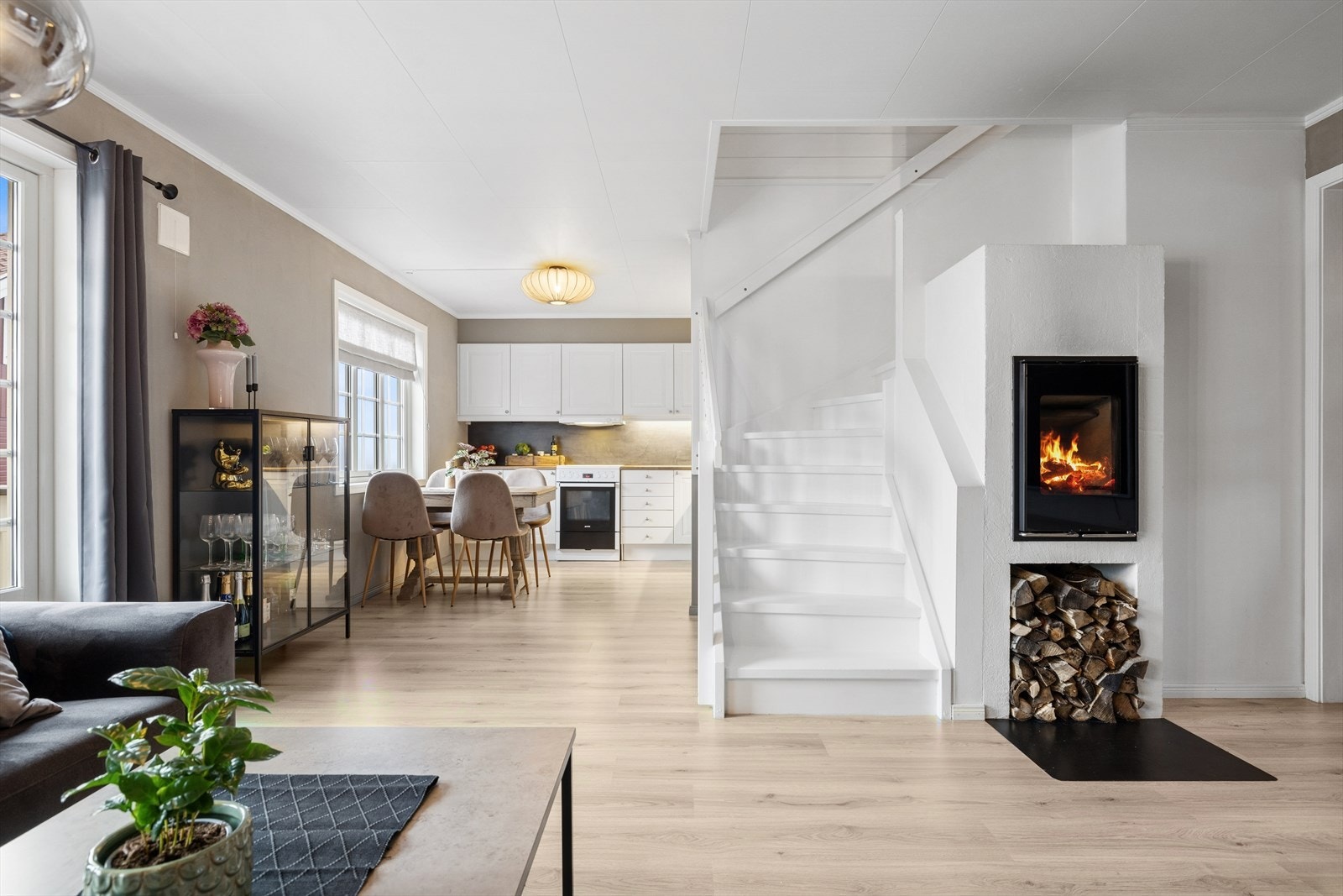 Rommet blir på bakgrunn av sin flotte utforming det perfekte sted for å samle familie og venner til hyggelige sammenkomster. Videre er det et lunt og koselig ildsted sentralt plassert i stuen som gir en sikker og god varmekilde. Galleribilde