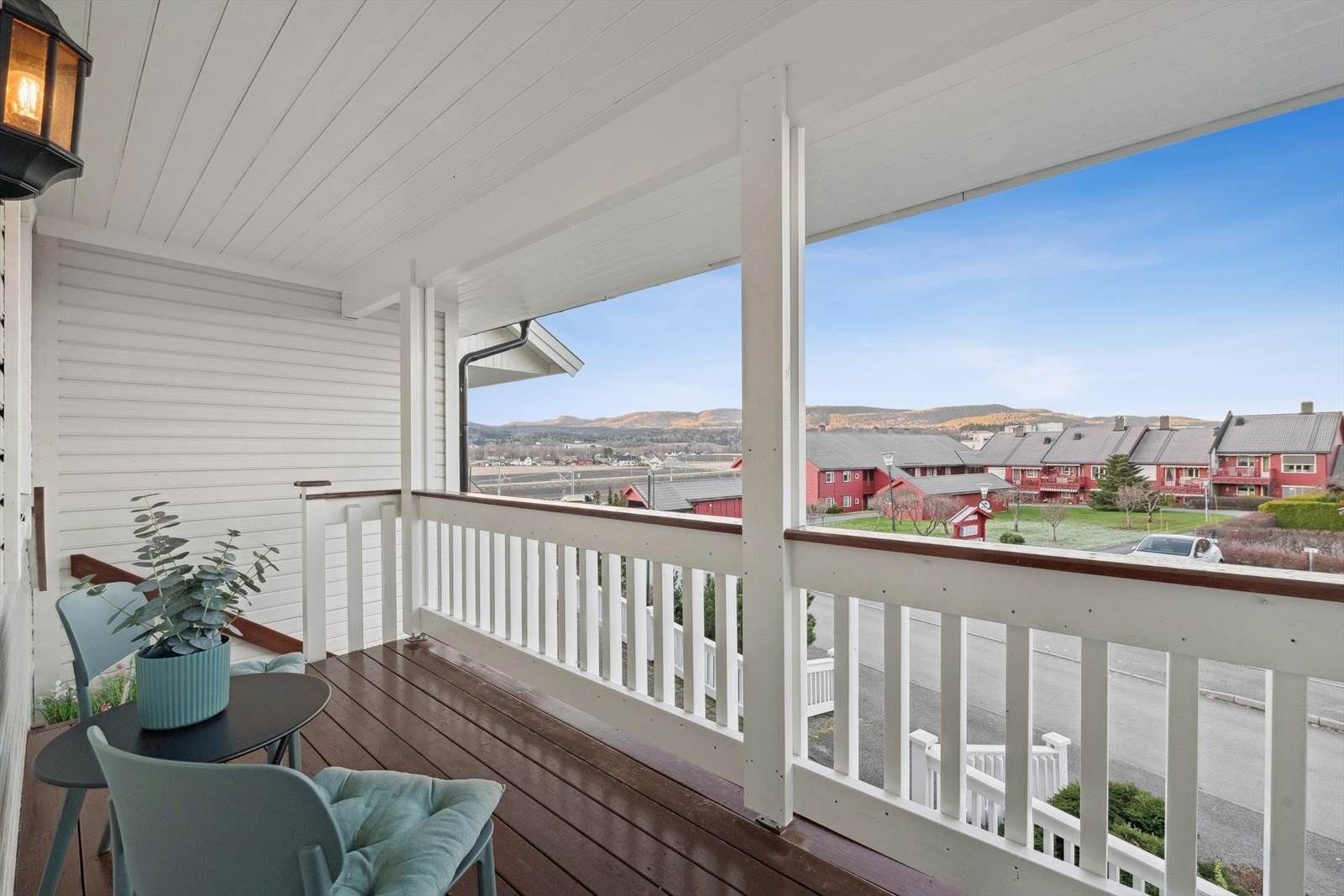 Det er fin ettermiddag- og kveldssol på terrasseområdet hvor sene sommerkvelder kan nytes. Galleribilde