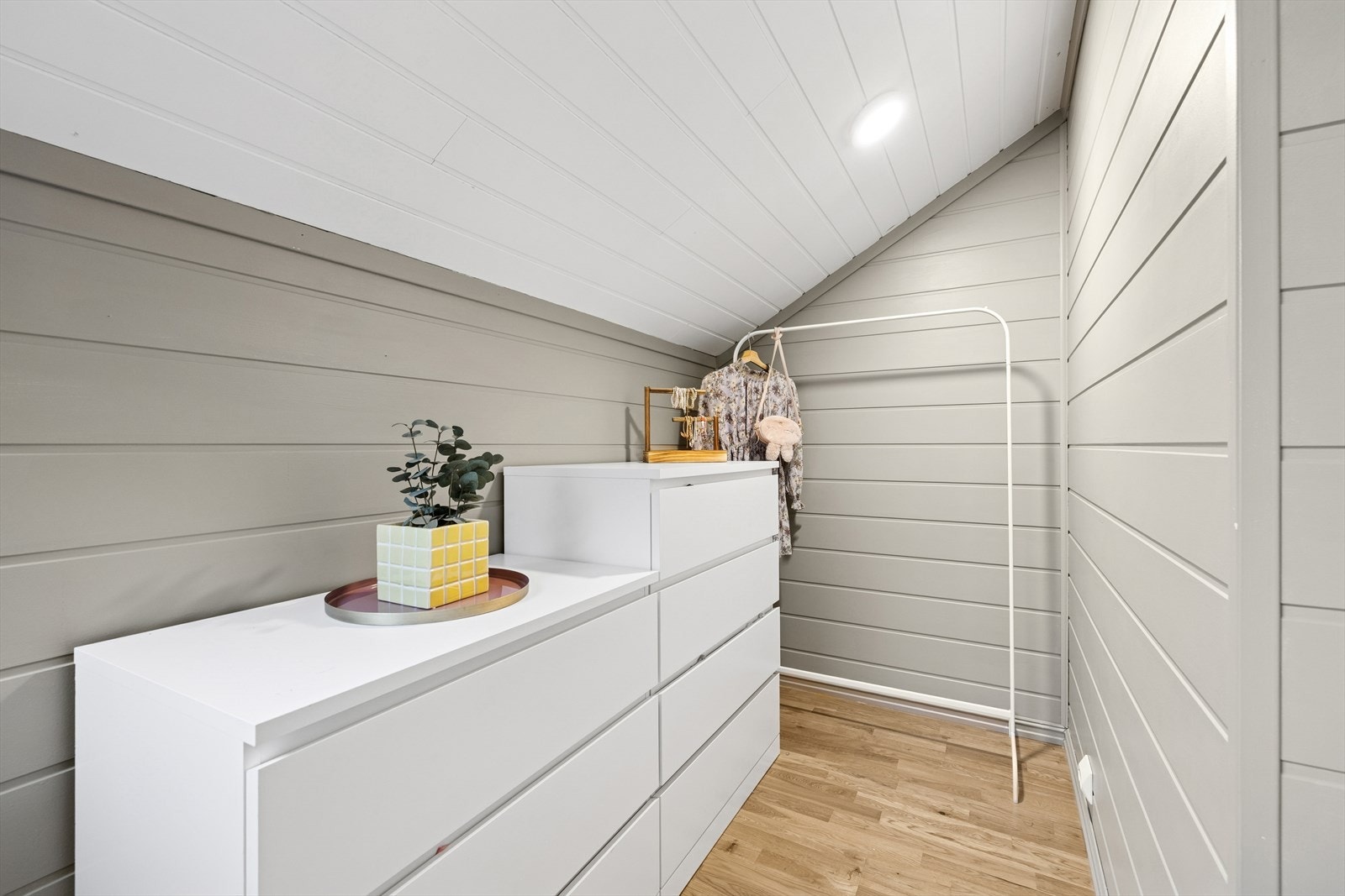 En opprinnelig bod er tatt inn i soverommet som gir særdeles god plass til garderobeløsninger. Det er ikke søkt om denne endringen til kommunen. Galleribilde